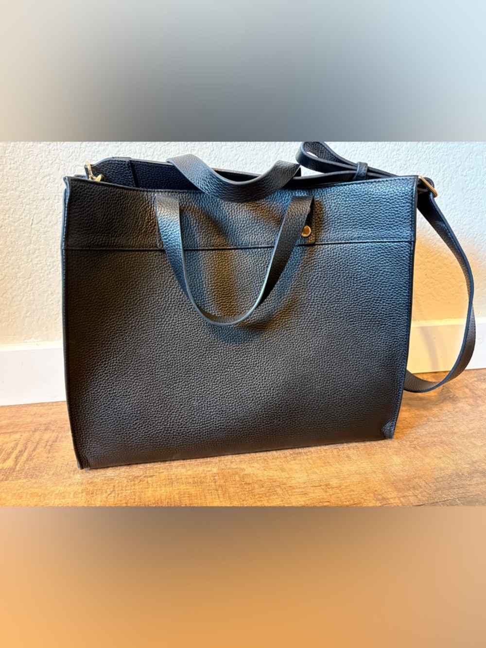 MARK & GRAHAM | Essential Leather Tote in Black with Gold Hardware - Picture 2 of 9
